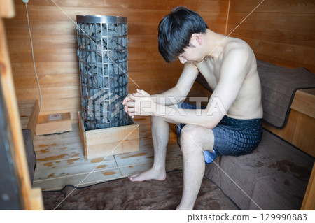 男子進入桑拿房 129990883