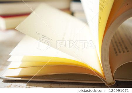 秋天是閱讀的季節。打開一本書(圖) 秋天是閱讀的季節。打開一本書(圖) 129991071