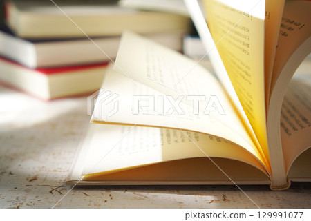 Autumn is the season for reading. Open a book (image) 129991077