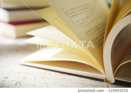 秋天是閱讀的季節。打開一本書（圖） 129991078