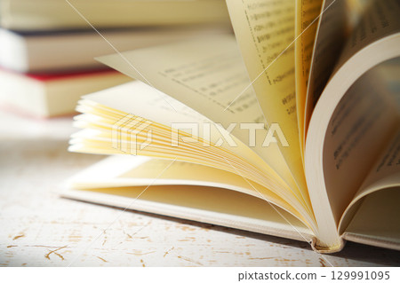 Autumn is the season for reading. Open a book (image) 129991095