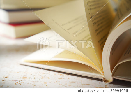 Autumn is the season for reading. Open a book (image) 129991096