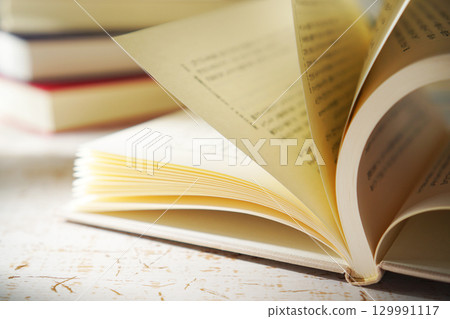 秋天是閱讀的季節。打開一本書（圖） 129991117