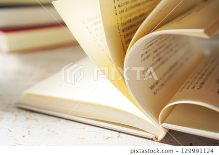 秋天是閱讀的季節。打開一本書（圖） 129991124