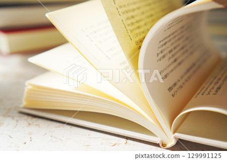 秋天是閱讀的季節。打開一本書（圖） 129991125