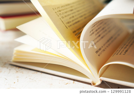 秋天是閱讀的季節。打開一本書（圖） 129991128