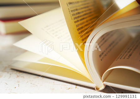 秋天是閱讀的季節。打開一本書(圖) 秋天是閱讀的季節。打開一本書(圖) 129991131