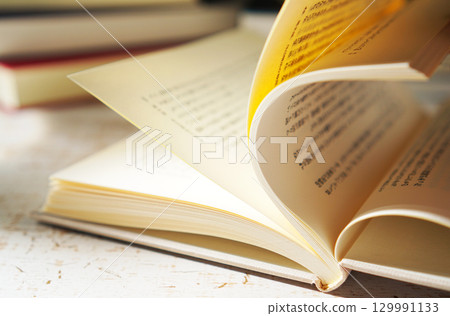 秋天是閱讀的季節。打開一本書(圖) 秋天是閱讀的季節。打開一本書(圖) 129991133