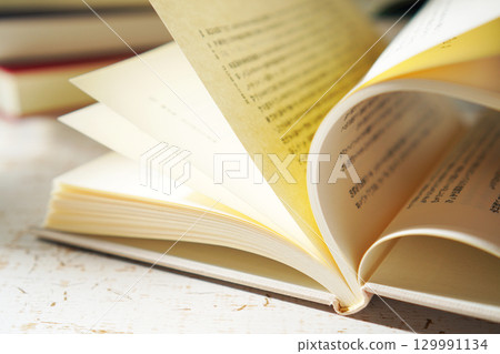 秋天是閱讀的季節。打開一本書（圖） 129991134