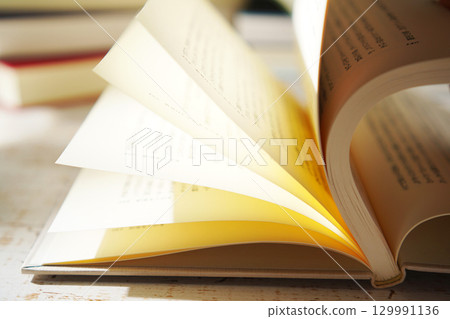 秋天是閱讀的季節。打開一本書（圖） 129991136
