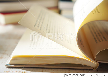 秋天是閱讀的季節。打開一本書（圖） 129991137
