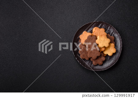 Sweet crispy biscuit with cocoa flavor, baking at home. Biscuit as a dessert 129991917