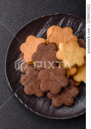 Sweet crispy biscuit with cocoa flavor, baking at home. Biscuit as a dessert 129991922