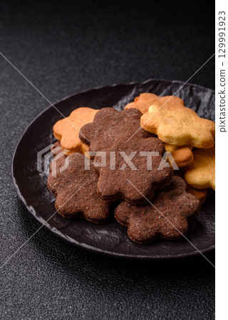Sweet crispy biscuit with cocoa flavor, baking at home. Biscuit as a dessert 129991923