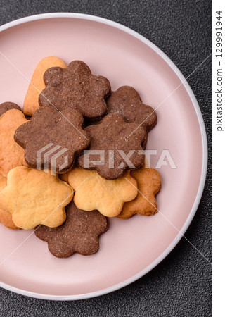 Sweet crispy biscuit with cocoa flavor, baking at home. Biscuit as a dessert 129991944