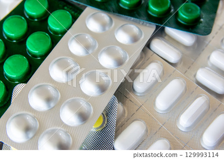 Much medical pills and drugs in silber and green package. Healthcare concept. 129993114