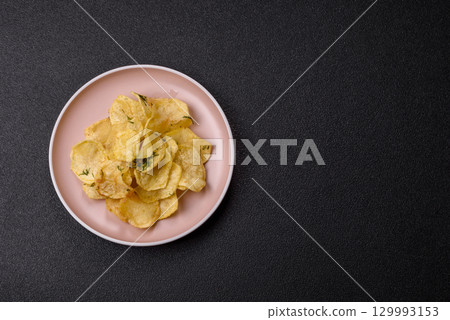 Crisps fried with salt, spices and garlic. Cooked potatoes Crisps fried with salt, spices and garlic. Cooked potatoes 129993153