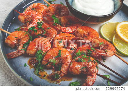 Fried shrimp, without a head, on skewers, shrimp kebabs, with spices, grilled, homemade, without people, 129996274