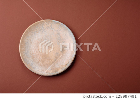 Empty round black plate for food, kitchen utensils on dining table. Empty plate 129997491