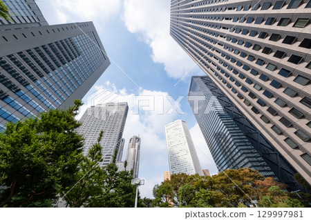 街道樹木和摩天大樓林立的辦公區景觀 129997981