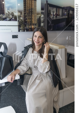 Portrait of mature business woman with arms crossed looking at camera. onfident  129998817