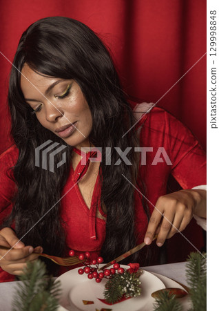 dark skinned beautiful girl rejoices at christmas holiday 129998848