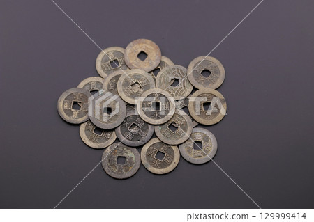 江戶時代的寬永通寶錢幣 129999414