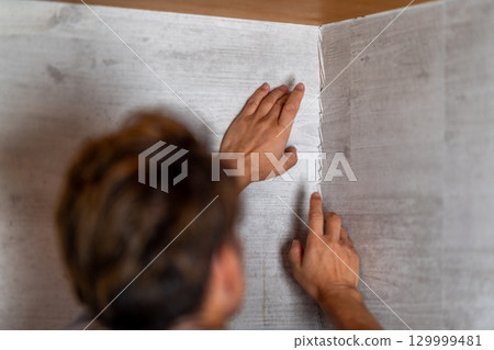 壁紙、壁紙、室內裝潢施工、地震、翹曲、變形、皺紋、裂縫、裂痕、檢查、檢查 129999481