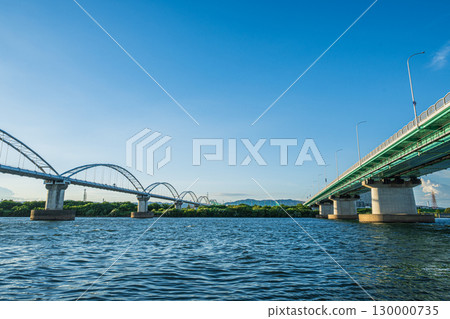 枚方市淀川上的枚方大橋和水管橋 枚方市淀川上的枚方大橋和水管橋 130000735