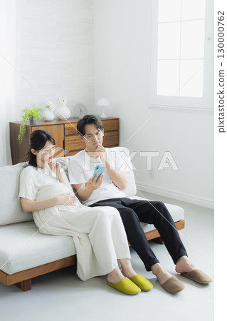 客廳裡的孕婦，夫婦，智慧型手機 130000762