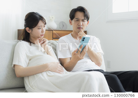 客廳裡的孕婦，夫婦，智慧型手機 130000766