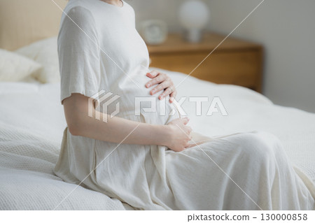 孕婦坐在臥室的床上 130000858