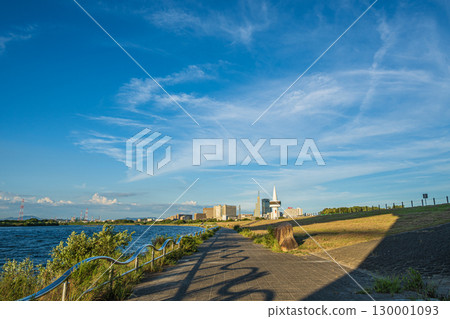 Summer scenery of the Yodo River, Yodo River Park Hirakata area, Hirakata City, Osaka Prefecture Summer scenery of the Yodo River, Yodo River Park Hirakata area, Hirakata City, Osaka Prefecture 130001093