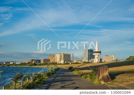 Summer scenery of the Yodo River, Yodo River Park Hirakata area, Hirakata City, Osaka Prefecture Summer scenery of the Yodo River, Yodo River Park Hirakata area, Hirakata City, Osaka Prefecture 130001094