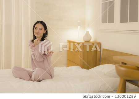 一個女人坐在床上 130001289