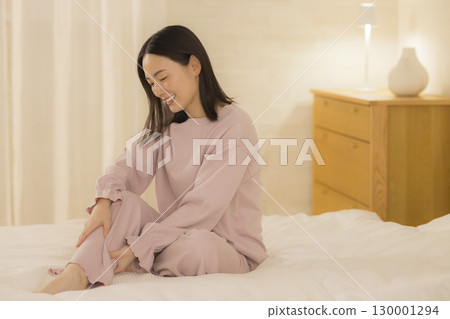 一個女人坐在床上 130001294