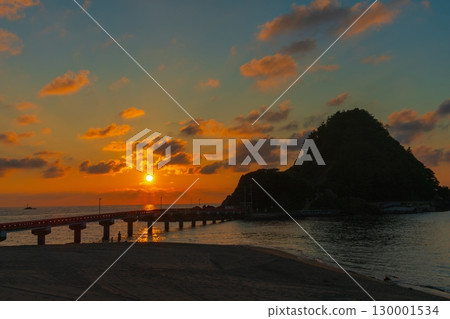 The sky and the sea dyed in the sunset 130001534