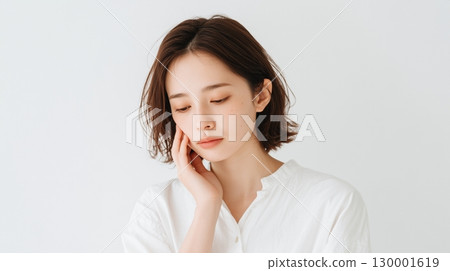 特寫鏡頭：一位女士用手托著臉頰，表情憂慮 130001619