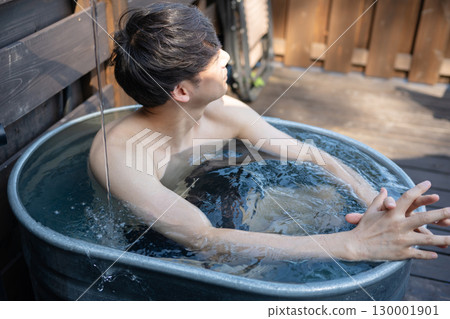 A man entering an outdoor bath 130001901