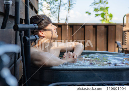 一個人進入室外浴 130001904