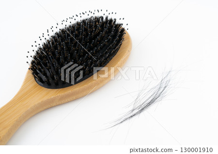 白色背景上野豬鬃毛髮刷和鬆散頭髮的特寫 白色背景上野豬鬃毛髮刷和鬆散頭髮的特寫 130001910
