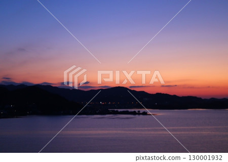 黎明天空中美麗的漸層色（橙色和藍色） 130001932