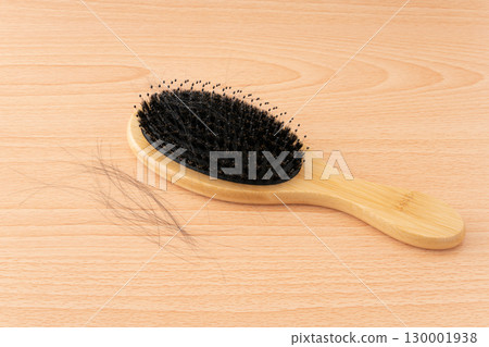 Pig bristle hairbrush and loose hair 130001938