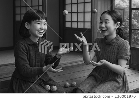 昭和時代的場景:玩豆袋遊戲的女孩 昭和時代的場景:玩豆袋遊戲的女孩 130001970
