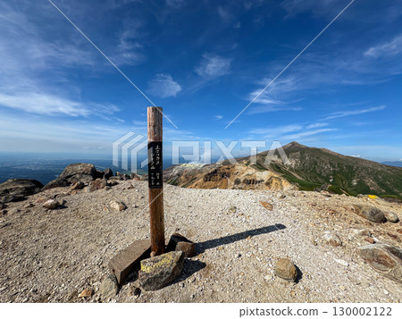 Summer scenery of Mount Tokachi (one of the 100 famous mountains) and the Daisetsuzan mountain range seen from the summit of Mount Kamihorokametoku Summer scenery of Mount Tokachi (one of the 100 famous mountains) and the Daisetsuzan mountain range seen from the summit of Mount Kamihorokametoku 130002122