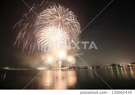 開花在夜空的一朵大花 130002439