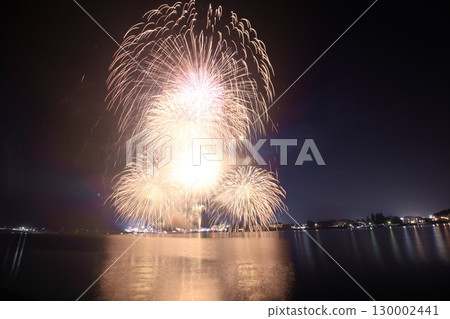 絢麗的煙火為夏日的夜空增添色彩 130002441