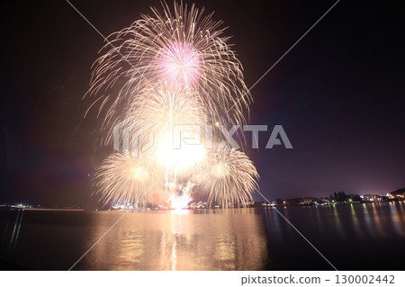 著色夏夜天空的煙花 130002442