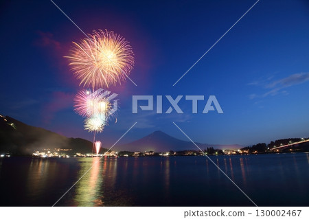 夏日夜空的煙花翩翩起舞 130002467