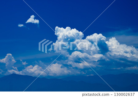 丹澤山脈上空形成的白色積雨雲在藍天的襯托下格外醒目。 丹澤山脈上空形成的白色積雨雲在藍天的襯托下格外醒目。 130002637